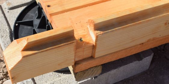 avvitare le prime doghe alla base in cemento